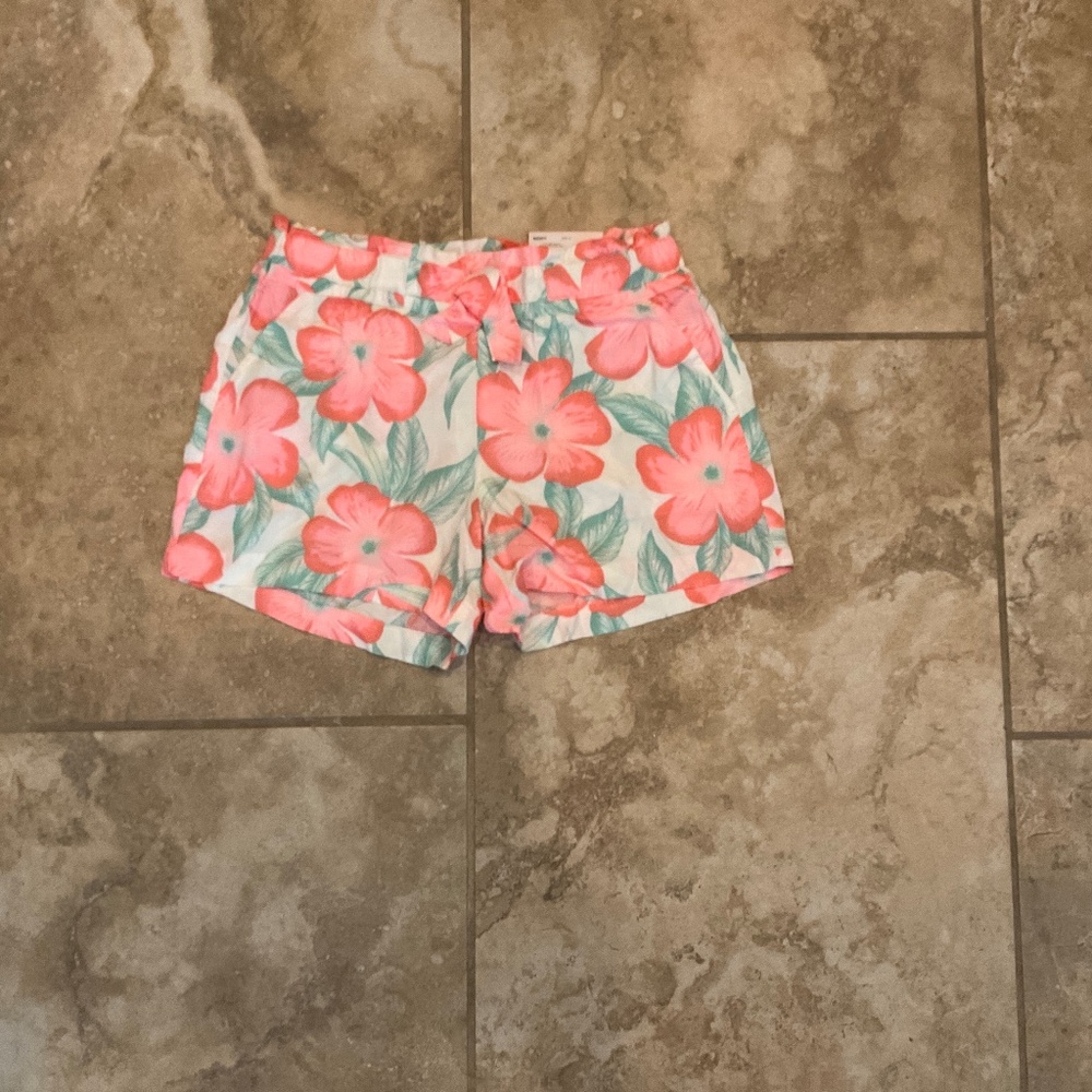 Mid rise flower shorts